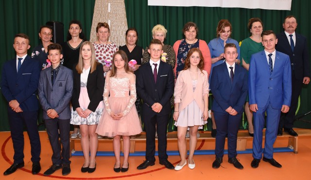 Ósemka na szóstkę! Uczniowie klasy ósmej Szkoły Podstawowej w Czarnocinie - na zdjęciu z rodzicami - podczas uroczystego pożegnania.