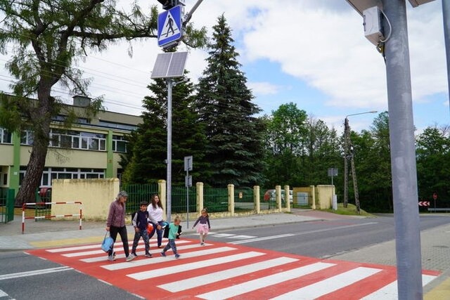 Powiat skarżyski jeszcze w tym roku wybuduje 11 nowoczesnych, bezpiecznych przejść dla pieszych. Trzy pierwsze, w Majkowie, Nowym Odrowążku i Grzybowej Górze już oddano do użytku.