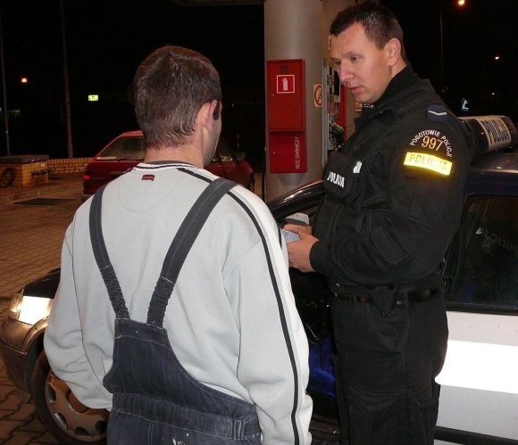 Ten kierowca, zatrzymany przez policję na jednej ze stacji paliw, miał w wydychanym powietrzu ponad dwa promile alkoholu. Za kółko wsiadł pomimo sądowego zakazu. Obok kierownicy policjant zauważył butelkę "żubra".