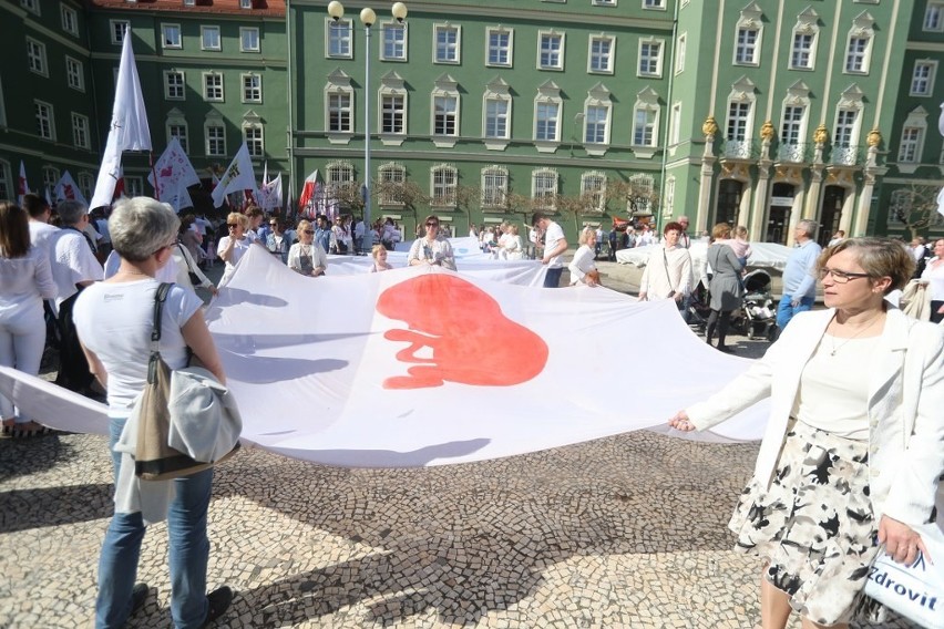 Marsz dla Życia "Piękni od poczęcia". Tysiące osób przeszło ulicami Szczecina [ZDJĘCIA, WIDEO]