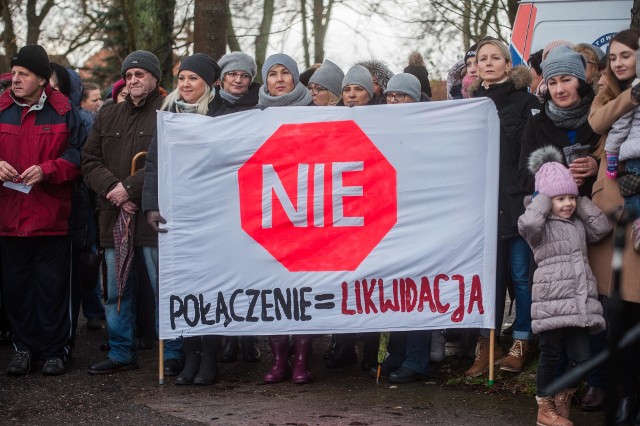 Były okrzyki, transparenty i ogromne emocje. W Sławnie zorganizowano protest przeciwko planom połączenia Szpitala Powiatowego w Sławnie ze Szpitalem Wojewódzkim w Koszalinie. Na pikiecie pojawił się dyrektor sławieńskiej lecznicy. Nie było jednak nikogo z władz poszczególnych gmin powiatu, ani władz Starostwa Powiatowego w Sławnie, które jest organem tworzącym szpital.Więcej o proteście w obronie szpitala w Sławnie przeczytasz w tym miejscuZobacz także Zakończył się remont elewacji Kościoła Mariackiego w Sławnie