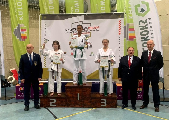 Na odbywających się w niedzielę w Katowicach Mistrzostwach Polski Juniorów i Młodzieżowców Karate Kyokushin Florentyna Dadzibug zajęła trzecie miejsce w kategorii kata juniorów. Zobacz kolejne zdjęcia. Przesuwaj zdjęcia w prawo - naciśnij strzałkę lub przycisk NASTĘPNE