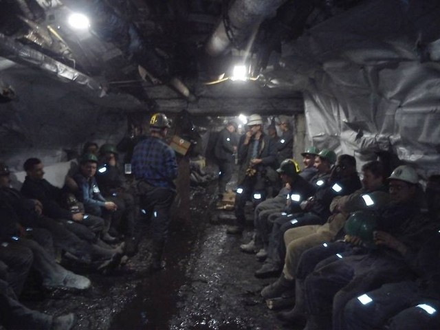 Tak oto w obronie swoich miejsc pracy protestują górnicy z kop. Pokój w Rudzie Śląskiej. Nie wiadomo kiedy wyjadą na powierzchnię.