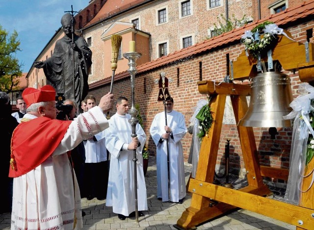 Dzwon Jan Paweł II poświęcił kardynał Stanisław Dziwisz
