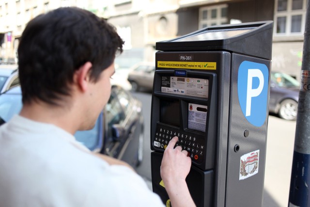 Czy jesteś za poszerzeniem strefy płatnego parkowania? - takie pytanie mogą usłyszeć krakowianie podczas listopadowego referendum. Na zdjęciu automat parkingowy w ostatnio powiększonej strefie
