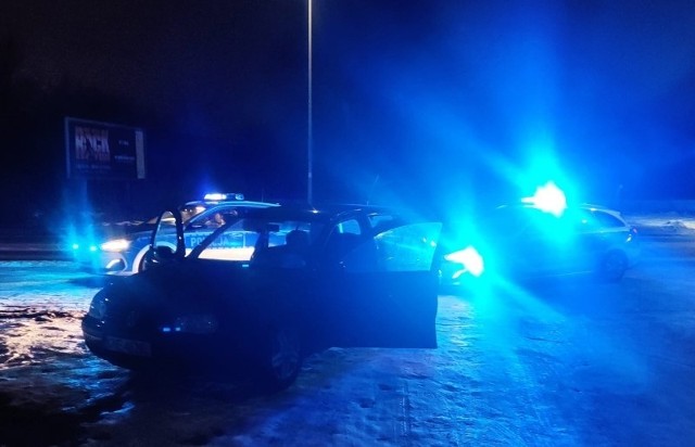 Osobowy volkswagen, którym jechało dwóch mężczyzn, zatrzymany został po pościgu w Gdyni Chyloni.
