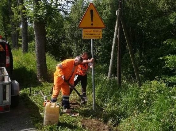 Drogowcy stawiają znak ostrzegawczy