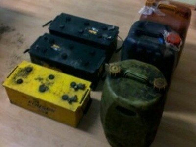 Policjanci odzyskali akumulatory oraz zabezpieczyli kanistry, w których przewożone było kradzione paliwo.