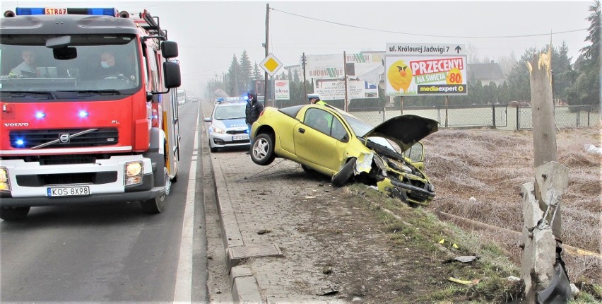 Opel tigra po zderzeniu z przydrożnym słupem w Babicach koło...