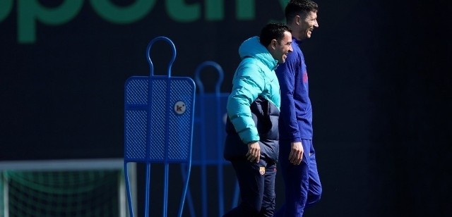 Robert Lewandowski z trenerem Xavi Hernandezem podczas popołudniowej czwartkowej sesji treningowej Barcelony