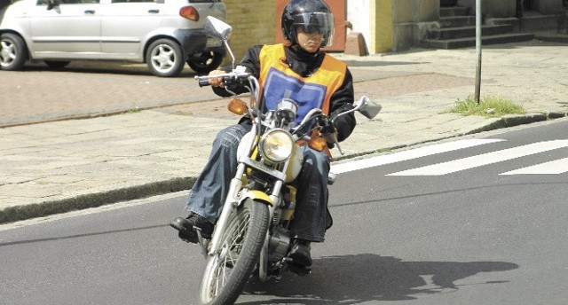 Aby podejść do egzaminu trzeba przez 20 godzin jeździć motocyklem na kursie. 