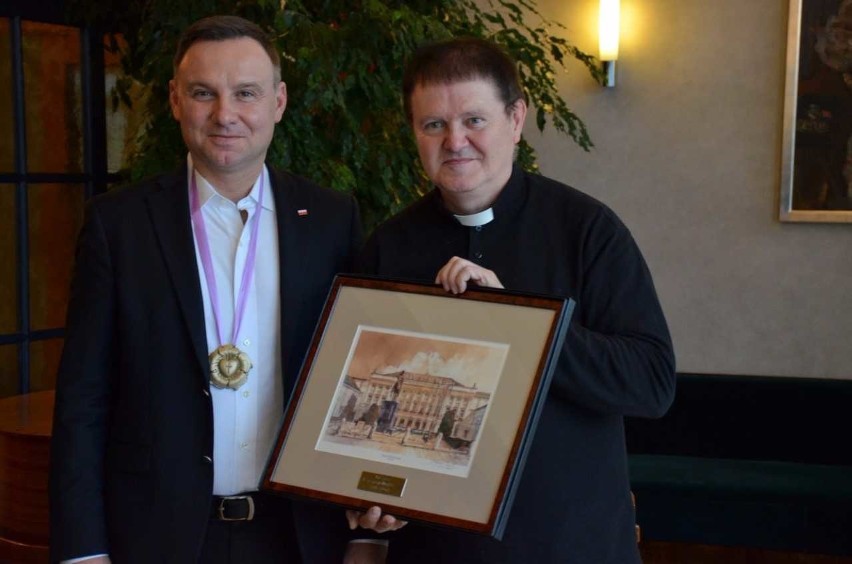 Prezydent Andrzej Duda otrzymał od ewangelików medal z okazji 500-lecia Reformacji ZDJĘCIA