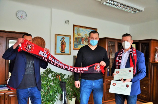 Klub z Chomentowa przekazał Robertowie Farynie, zastępcy burmistrza Skaryszewa, podziękowanie za wsparcie sportu.