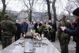 Świętujemy rocznicę Powstania Wielkopolskiego: kwiaty na grobach dowódców i pod tablicami pamiątkowymi