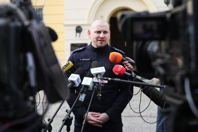 Sylwester Marczak, rzecznik KSP powiedział podczas briefingu prasowego, że wszystkie osoby, które brały udział w pobiciu nastolatka w Pruszkowie, zostały zatrzymane przez policje.
