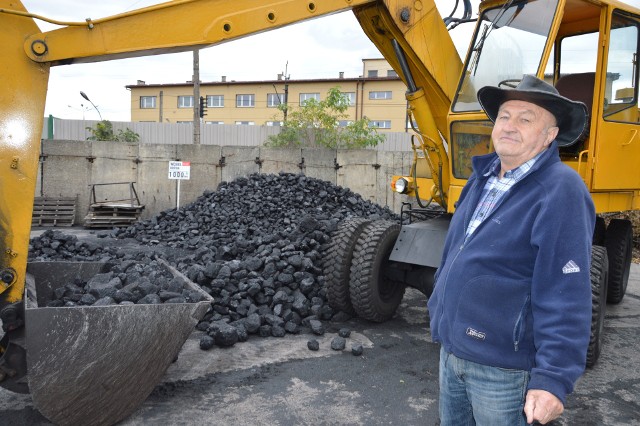 Wczoraj do składu opału Jerzego Czopa dostarczono około 27 ton węgla. Trafi do klientów, którzy czekają na niego od miesiąca