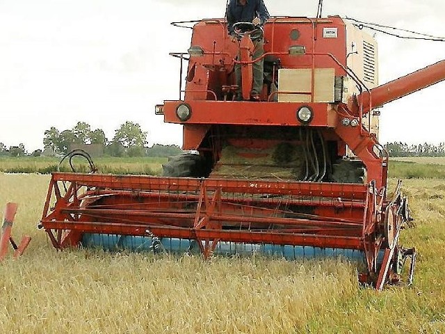 Kombajnista manewrując na stacji paliw, potrącił jednego z pracowników.