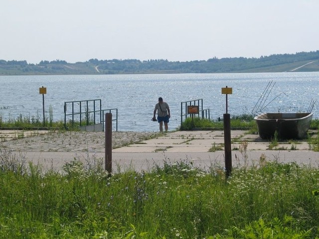 Mieszkańcy Tarnobrzega i okolic ze zniecierpliwieniem przyjeżdżają na skarpę zalewu w Machowie i pytają, kiedy miasto uruchomi tymczasową plażę.