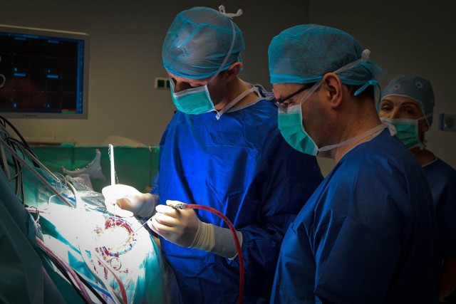 Niesamowite operacje - w pierwszym odcinku towarzyszymy neurochirurgom ze szpitala "Marciniaka"
