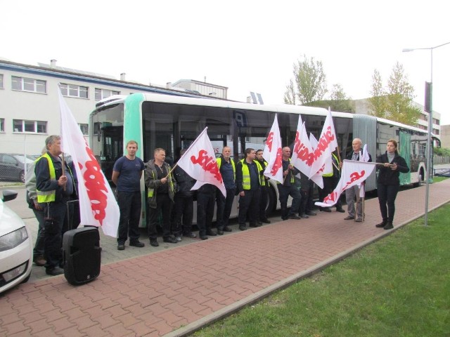 Podczas pikiety związkowców APLEONA HSG przed siedzibą firmy w Starachowicach