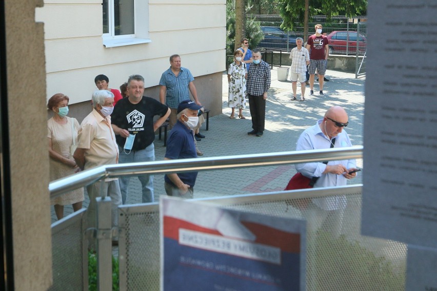 Wybory prezydenckie w woj. lubelskim. Kolejki jeszcze przed rozpoczęciem głosowania. Zobacz zdjęcia 