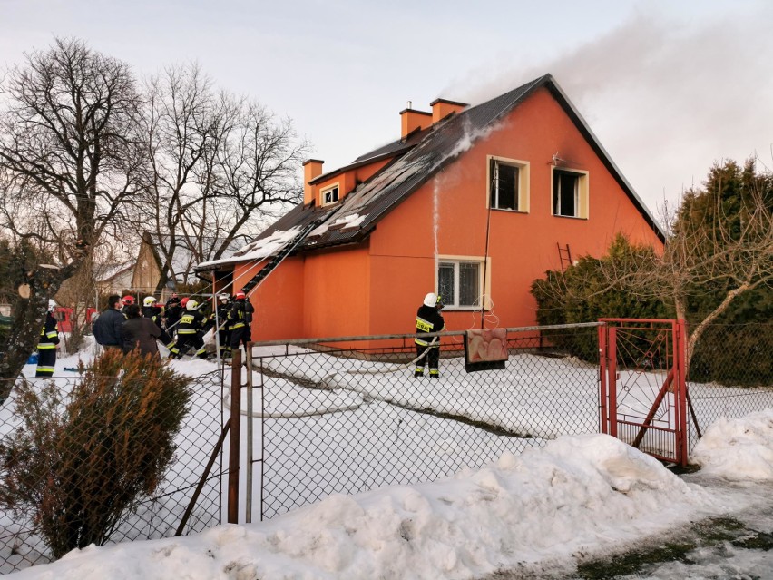 Pożar domu w Korytnikach. Ucierpiała kobieta.