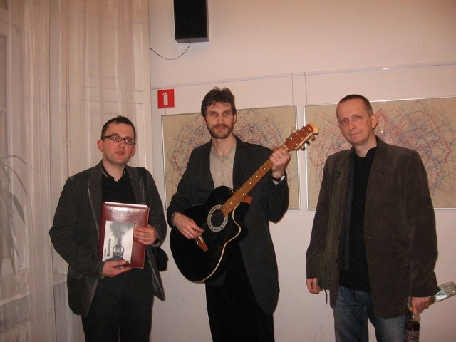 Grupa WARS i jej inicjator, Piotr Rudzki czytali wiersze i grali na gitarze' Od lewej:  Piotr Rudzki,Lech Krzysztof Landecki i Jacek Furmański.