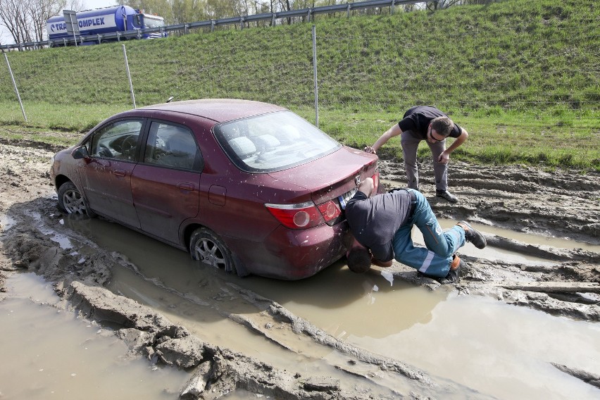 Nasze auto zakopało się w błocie, pomimo że w ostatnich...