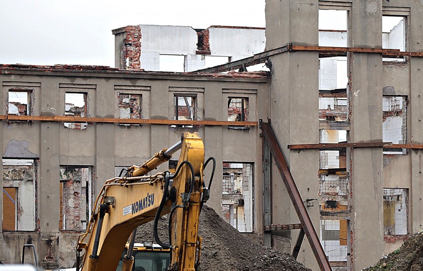 Wyburzanie dawnych budynków Polmosu przy ulicy Fabrycznej