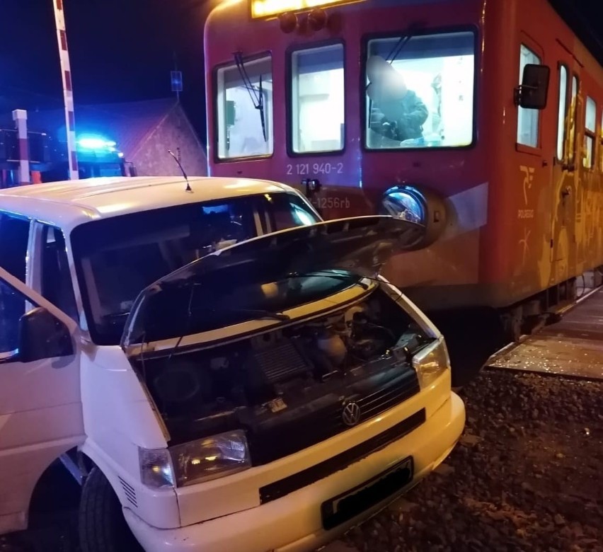 Wypadek w Wilkowie. Bus wjechał pod pociąg.
