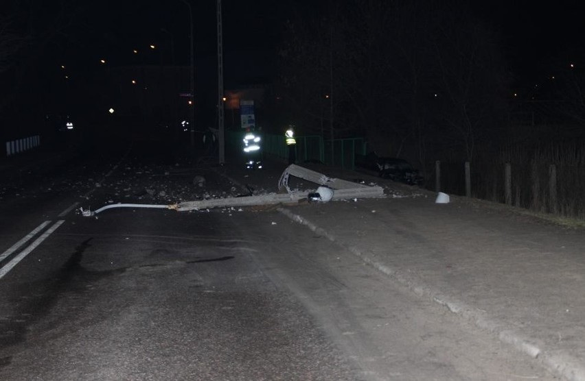 Przeciął słup nową mazdą: dwie osoby ranne, zniszczone auto i 5 godzin bez prądu