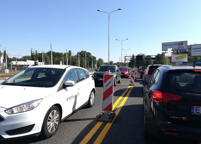 Na skrzyżowaniu ulic Pabianickiej, Rudzkiej i Odrzańskiej w stronę centrum są tylko dwa pasy ruchu. W przeciwnym też dwa zwężające się w jeden. Sprawdziliśmy, czy w poniedziałek rano w rejonie wiaduktu tworzyły się korki...Czytaj więcej na kolejnych kartach