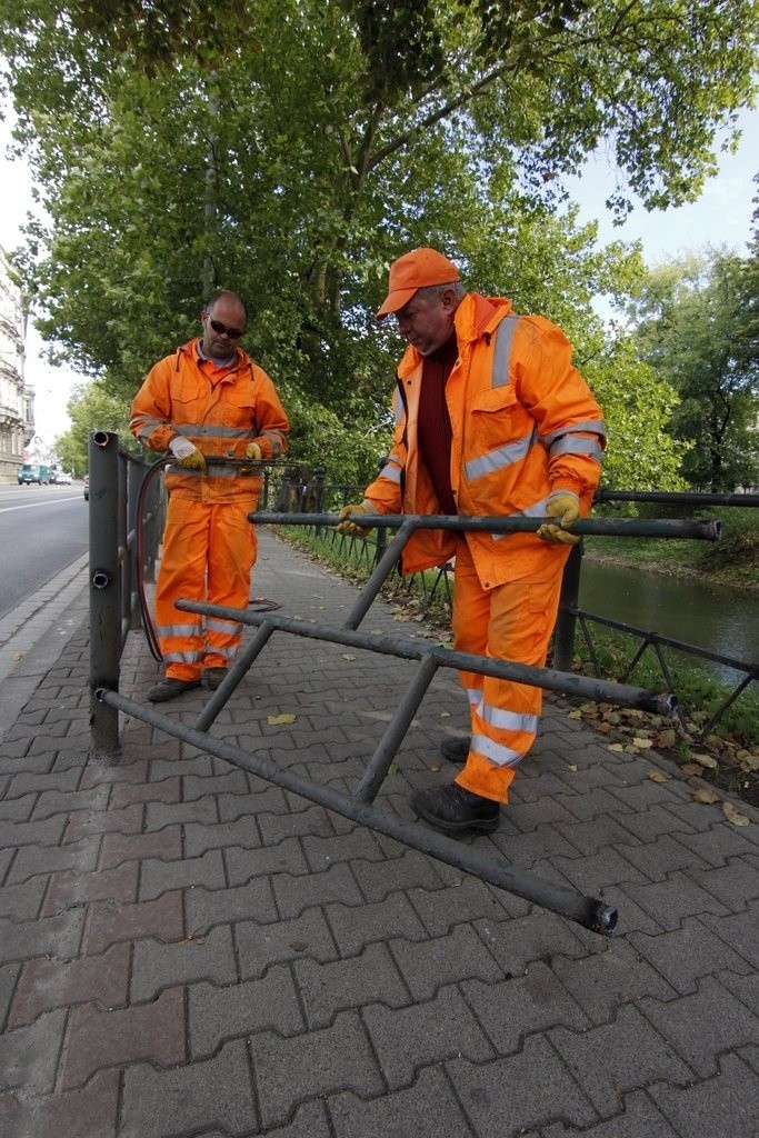 Wrocław: Na Podwalu demontują skorodowane barierki. Ale nowych nie będzie (ZDJĘCIA)