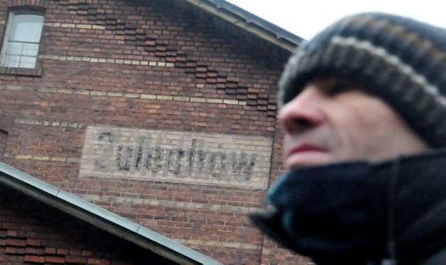 Spotkany przed stacją Adam Piosik ubolewa nad degradacją budynków kolejowych, zresztą nie tylko w Sulechowie. Na gmach dworca widać wychodzący stary napis "Züllichau&#8221;.