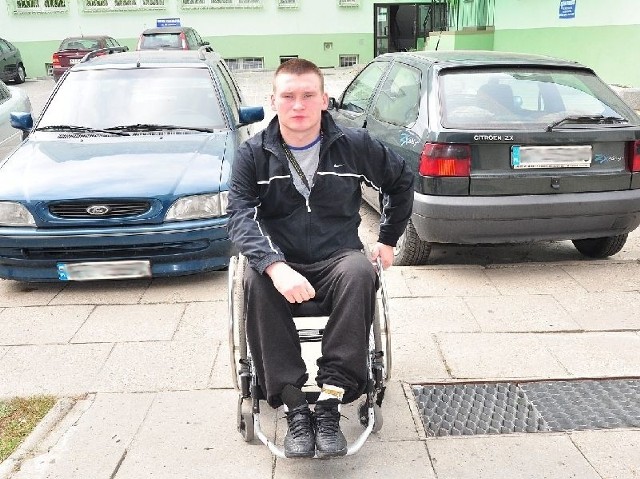 22-letni Grzegorz Zeżuła z Tarnobrzega jest przykuty do wózka, ponieważ w noc sylwestrową potrącił go samochód. Właśnie rusza kolejna akcja pomocy dla sympatyka Siarki Tarnobrzeg.