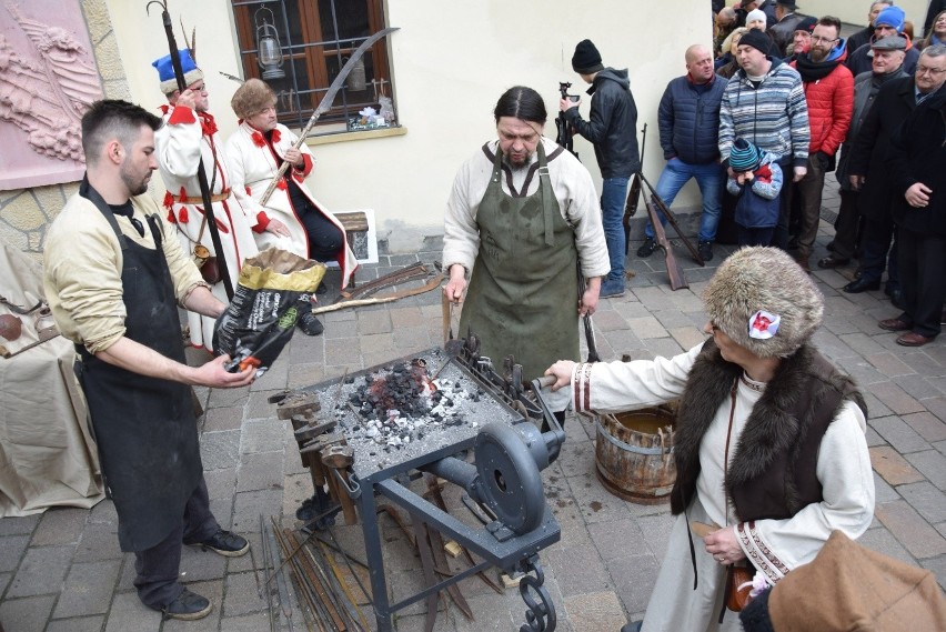 Kowale i historycy wspominali powstanie styczniowe w Czernej. Przygotowali inscenizację kucie kos