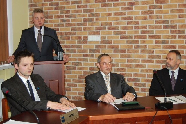 Radni uznali, że Kamil Książek (z lewej) powinien nadal piastować mandat.
