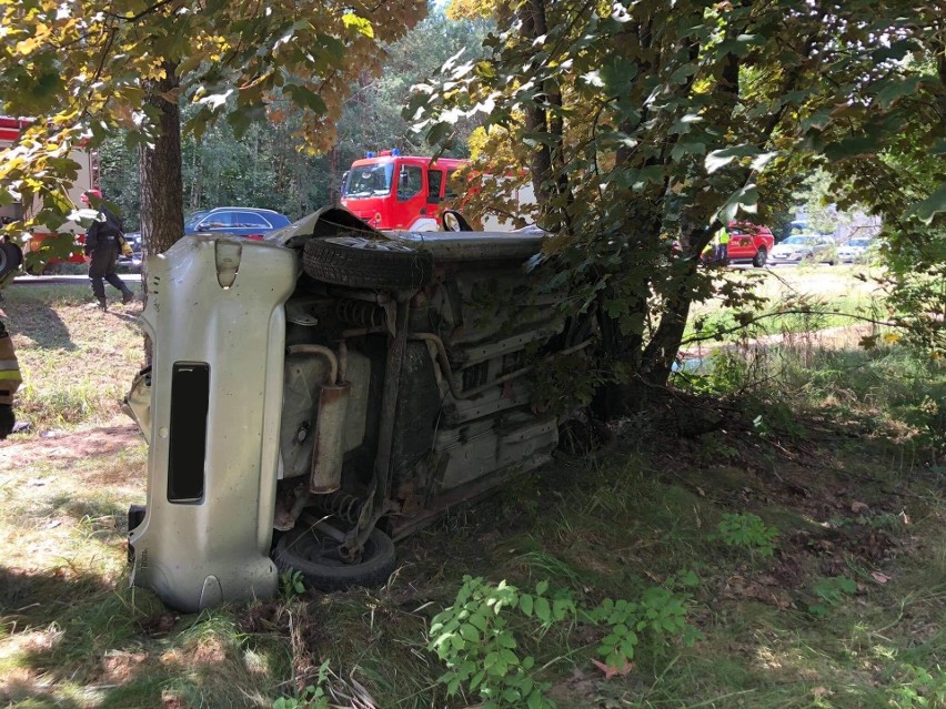 Czechowizna. Wypadek na DK65. Toyota wypadła z drogi i uderzyła w drzewo. Na miejscu lądował śmigłowiec LPR, ranna kobieta (ZDJĘCIA)