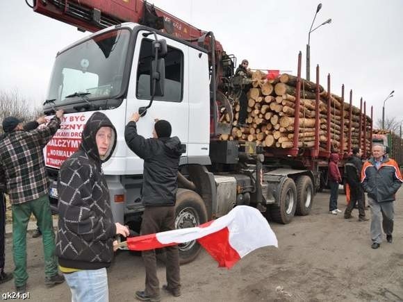 Protest transportowców przed Kronospanem został zorganizowany dzień po tym, jak firma ogłosiła, że będzie zwalniać pracowników.