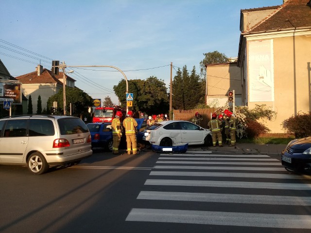 W niedzielę wieczorem na skrzyżowaniu ul. Palacza i Jarochowskiego zderzyły się dwa auta osobowe. Na miejscu interweniowali m.in. strażacy. Przejdź dalej i zobacz kolejne zdjęcia --->