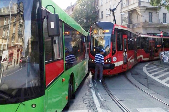 Wypadek tramwaju z autobusem. Do zderzenia doszło na placu Miarki w Katowicach