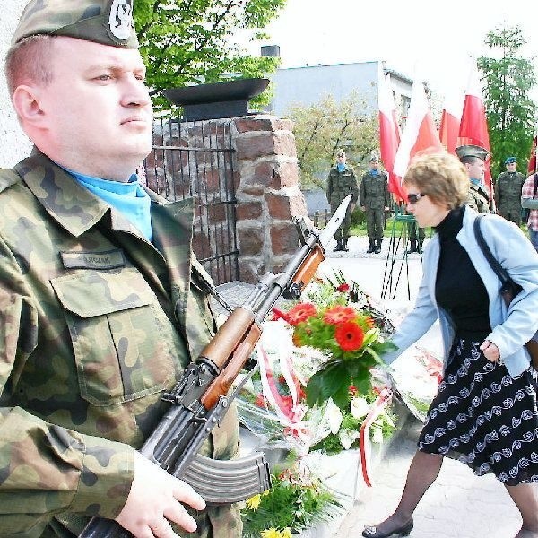 Huknęły trzy salwy honorowe, po których  delegacje złożyły pod obeliskiem kwiaty (na  zdjęciu).