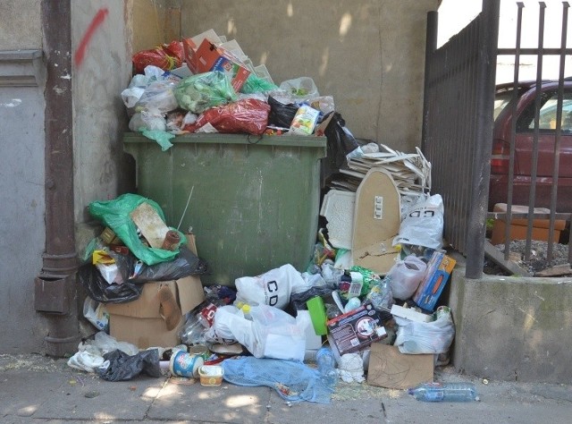 Mieszkańcy twierdzą, że tego kontenera przy ul. Smugowej nikt nie opróżnia od tygodnia.