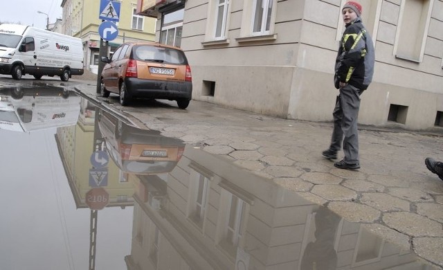 Ogromna kałuża, którą sfotografowaliśmy wczoraj przy ul. Partyzantów.