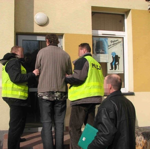 Według policji napastnik zaatakował 78-lata, bo skończyły mu się papierosy.