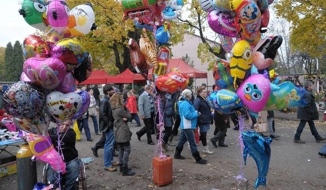 Baloniki możemy kupić na targi, jeśli mamy taką potrzebę. Wiadomo, że dziecko będzie chciało zawsze kolorowy balonik, ale na cmentarzu możemy mu wytłumaczyć dlaczego nie wypada