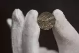 To prawdziwy skarb. Nie ma starszej monety w Polsce. Warta jest każde pieniądze 
