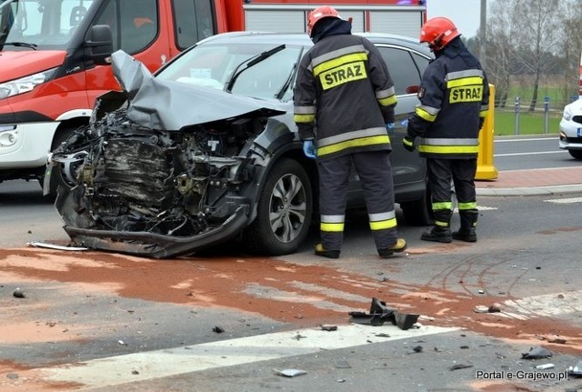 Kilka minut po godzinie 13 na obwodnicy Szczuczyna doszło do groźnego wypadku. Na zjeździe w kierunku Szczuczyna zderzyły się Audi i Honda.