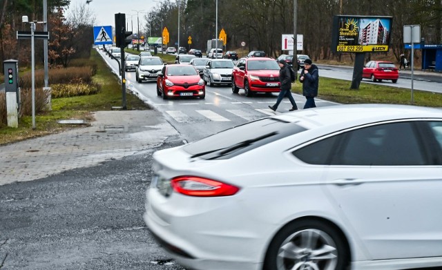 Chcesz wjechać z Sochaczewskiej w Fordońską? Naciśnij przycisk... na przejściu dla pieszych