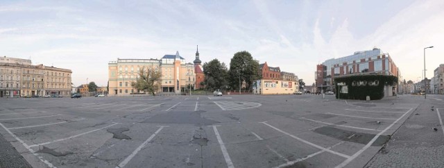 Na płycie placu Mikołaja Kopernika może zaparkować ponad 150 samochodów. Bardzo rzadko plac jest tak pusty jak na tym zdjęciu.